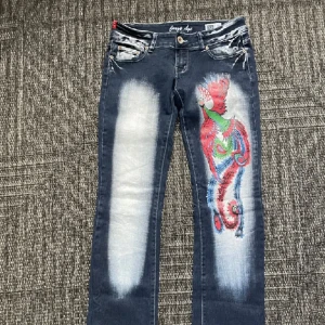  Crazy age jeans - Jätte fina och unika crazy age jeans som är i storlek 40 men är ganska småa i storleken och passar mig som har storlek 38. Byxorna har midjemått- 37 cm rakt över och innerbenslängd ca 80 cm😊