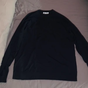 Navy blue Zara sweater  - Tröjan är i bra skick och helt oanvänd. Tröjan är tunn och slim på kroppen.