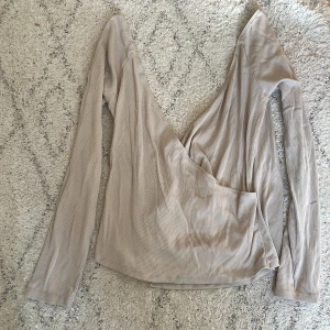 Omlott tröja - Super söt tröja som inte kommit till användning, skriv så löser jag bättre bilder 💞