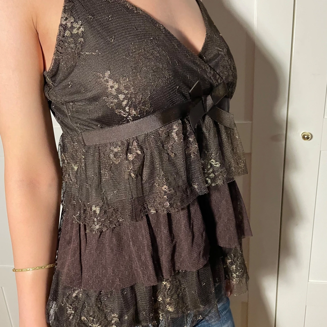 Svart spetslinne med volanger