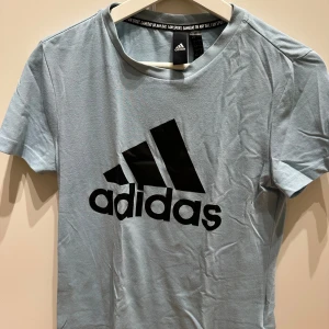 Adidas träningsthirt - Träningstshirt från adidas som är sjukt skön på! Använd sparsamt