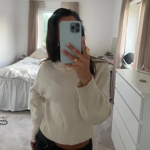 Stickad tröja  - Säljer en helt vanlig stickad tröja från Bikbok. Kommer tyvärr inte till användning då jag har liknande💕skriv för övriga frågor 