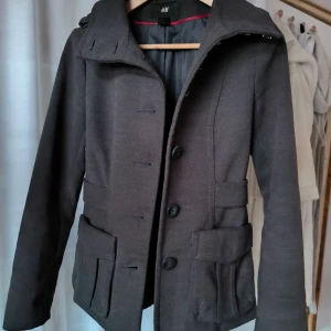 Kappa - Jättefin mörkgrå kappa, säljer pga att den blivit för liten för mig tyvärr. Passar xs/s