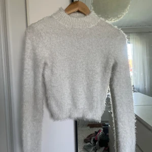 Vit fluffig tröja - Säljer en supermysig vit fluffig tröja. Den är i storlek Xs passar S med💕Perfekt för höst och vinter när man vill hålla sig varm och snygg. Tröjan är i nyskick och passar perfekt till både vardag och fest. 💖