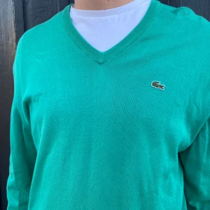 Lacoste tröja (v ringad) - Tjena! Säljer denna v ringade Lacoste tröjan, pga att jag har slutat använda den, det är inga konstigheter vad det gäller skicket så mycket jag kan se! Pris är inte hugget i sten och kan diskuteras vid snabb affär, vid andra frågor är det ba o skriva
