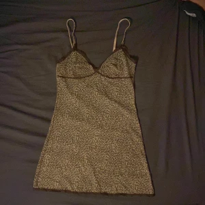 Leopard klänning - Jätte söt leopard klänning/nattlinne som är köpt på beyond retro. Den är knappt använd. Den är lite genomskinlig❤️ 
