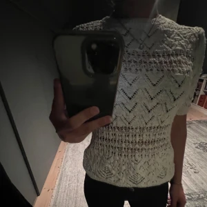 Vit stickad Zara topp - Säljer en superfin vit stickad zara topp endast använd en gång, i nyskick.💕