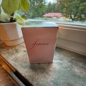 Parfym!! - Köpte den i juni, men kommer aldrig till användning. Den är ifrån Boss Hugo Boss, den är köpt för ca 1100kr. Bara öppnad för att lukta på den, hör av er vid frågor och hör gärna av er innan ni köper den!💕💕Köparen står för frakten!!