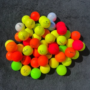 Färgade golfbollar - 52 pack blandade färgade bollar. Bollarna är i A/B-klass. Det är bollarna på bilden som säljs(alltås inga andra) Fraktar samma dag som de betalas!