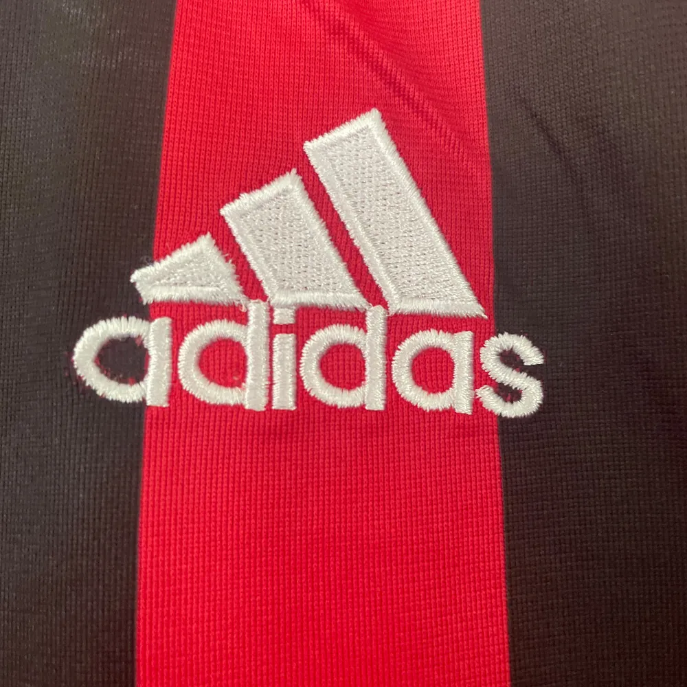 Säljer en Gattuso replika fotbollströja från Milan säsongen 09/10. Tröjan är i nyskick och har endast hängt på väggen som dekoration! Storlek: Medium. Sportswear.