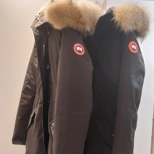 Canada Goose jacka - Säljer dessa 2 oanvända Canada Goose jackor i storlek M passar även S, äkta päls på båda modellen håller på att utgå, kvitto bevis följer med, nypris 19 519 kr, säljer för 16 999, pris  kan alltid disskuteras🫶🏼