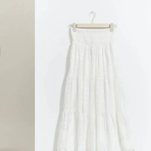 Långkjol från Gina tricot - Jag säljer en långkjol från gina tricot eftersom den inte passar mig! Kjolen är i bra skick men har ett litet hål längst ner på kjolen men det syns inte så mycket! Den är i storlek 158/164! Kontakta mig om du är intresserad!🥰(du kan ge prisförslag)