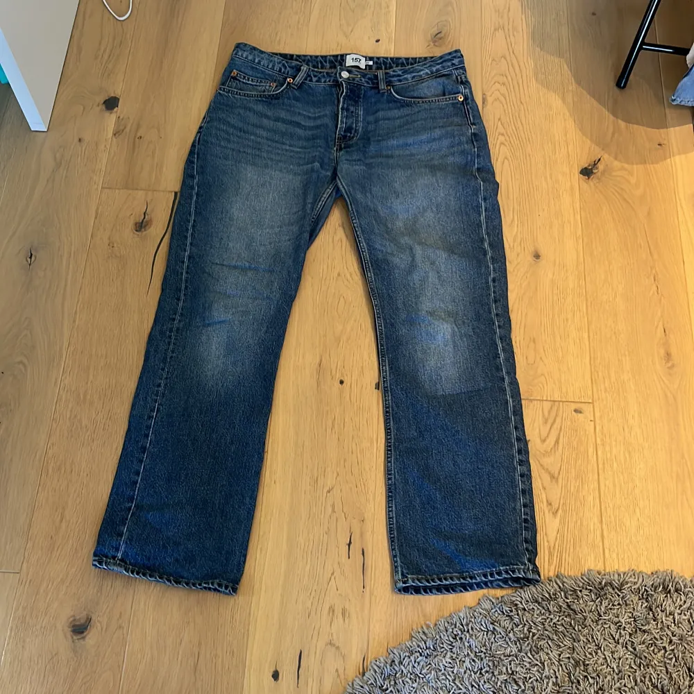 Säljer ett par supersnygga blå jeans med rak passform. De är i storlek XL.Säljer då de inte kommer till användning.Perfekta för vardagsbruk och kan matchas med nästan vad som helst. De är i bra skic. Jeans & Byxor.