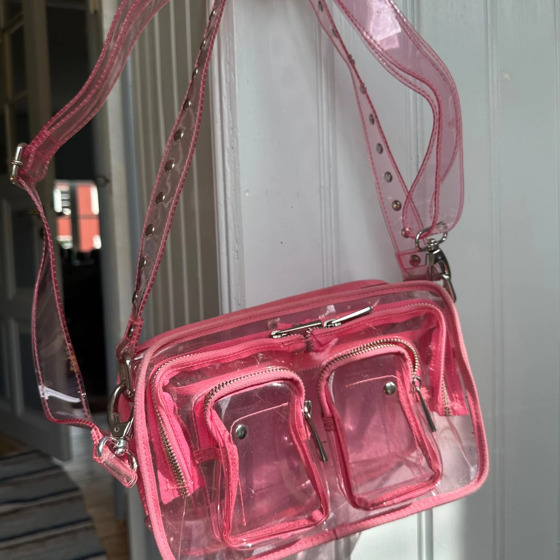Rosa genomskinlig väska från Nunoo  - 90
