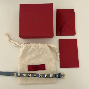 Valentino - Ett valentino armband som är använt ca 5 ggr, så helt i nyskick! Har köpt det i Danmark på valentinos affär. Kvitto och extra nitar följer med.🩷 nypris ca 3000