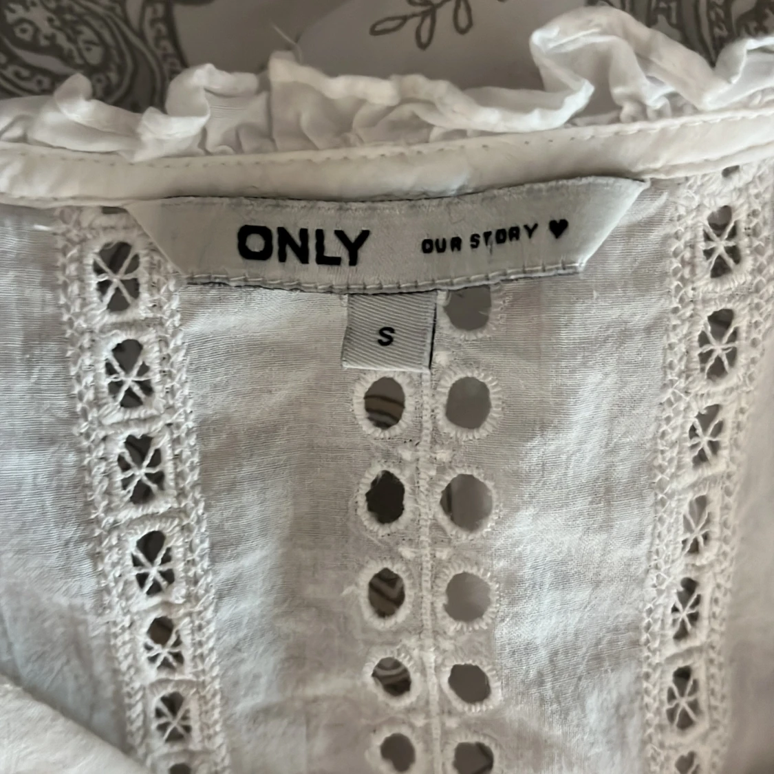 vit fin blus från Only i storlek S - 91