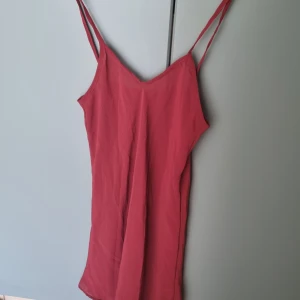 Oanvänd rödvin meshklänning - Helt ny oanvänd rödvin meshklänning. Måttband på bilderna finns för referens.  Ganska genomskinlig, se bild 4. För mer info, kontakta✨️