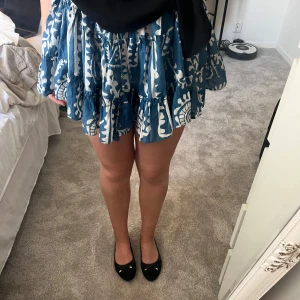 Blå vit kjol  - Jättefin blåvit kjol!  Säljer då jag inte får användning av den!  Använd fåtal gånger💗