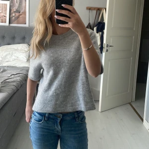Stickad tröja  - Stickad tröja med trekvartsärm, jätte fin men lite nopprig mestadels på insidan (kan skicka bild privat om de önskas) tveka inte att skriva vid frågor💖