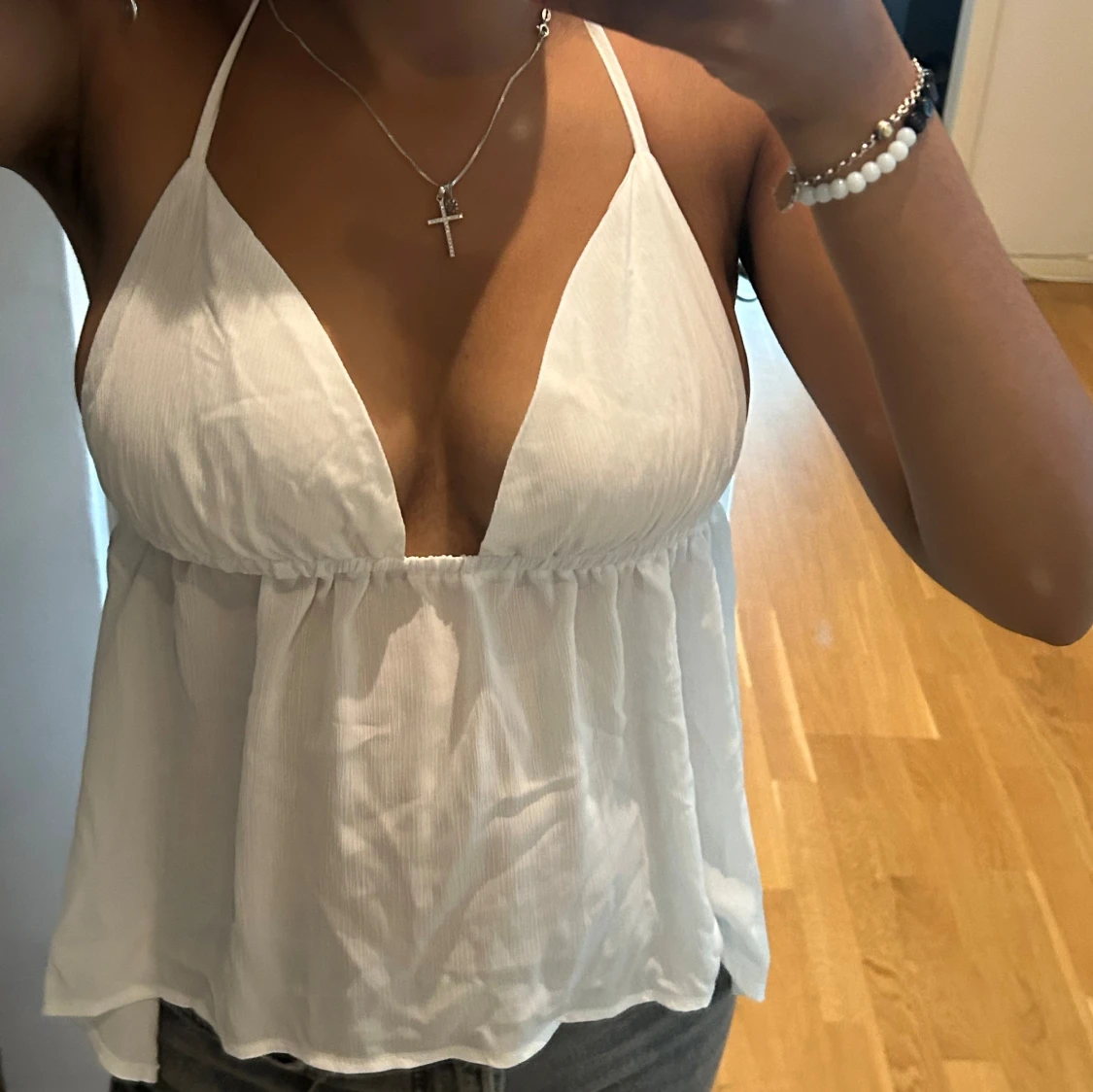 Vit ärmlös linnetopp