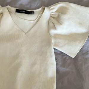 blus - denna blusen är jätte fin, men tyvärr använder jag aldrig den. Så det är därför jag säljer den. Priset går att sänka.