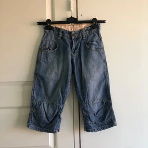 snygga, coola jeans shorts  - jättesnygga lowwaist shorts med ascoola fickor!!!!! står storlek s men är mer som en xxs. i bra skick. tvättas innan det skickas!👍
