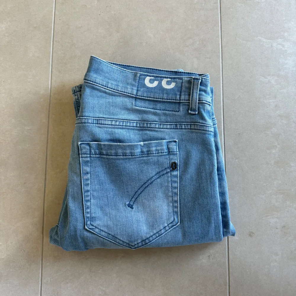 Dondup George jeans | Utmärkt skick |Midje mått 41,5 cm och längd mått 102 cm | Nypris: 2499 kr | Frakt spårbart via Postnord eller Instabox, där köparen betalar | Tveka inte att höra av dig vid frågor📩. Jeans & Byxor.