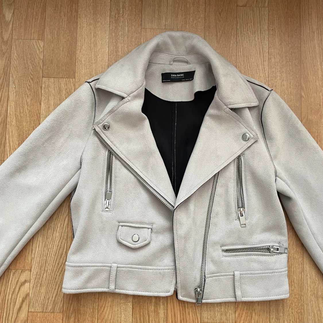 Ljusgrå mockajacka från Zara Basic