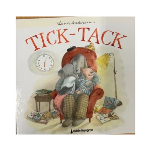 Tick-Tack - Charmig barnbok av Lena Anderson med titeln 'Tick-Tack'. Omslaget visar en mysig illustration av två elefanter i en fåtölj omgivna av böcker och en klocka. Perfekt för högläsning och att upptäcka tillsammans med barn.