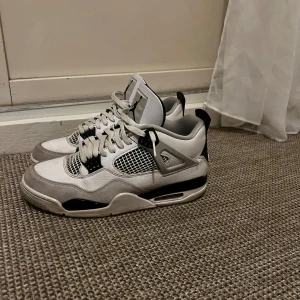 Nike Air Jordans i svart och vit - Snygga Nike Air Jordans i klassisk svart och vit färgkombination. Skorna har snörning och en ikonisk design med meshdetaljer och vadderad krage för extra komfort. Perfekta för sneakerheads som vill ha stil och komfort i ett.  Jordans Air 4, köpte för två år sen. Använda men i bra skick. Liten skråma på ena skon, se bild. Annars bra kvalité.  Storlek 44 herr. Nypris 6000. Mitt pris 3500. 