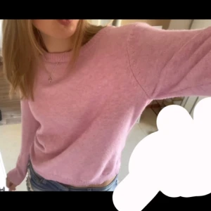 Rosa tröja från VILA - Säljer en supermysig rosa tröja från VILA. den är i storlek M men jag skulle säga att den passar S också.   OBS! Färgen stämmer bäst med första bilden, resten av bilderna såg den orange ut  Skriv till mig om du har frågor 😊🩷