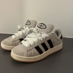 Grå Adidas Campus sneakers - Snygga grå Adidas Campus sneakers. Storlek 38 2/3. Används sparsamt, kanske 10-15 gånger.🌟