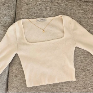 Stickad topp - Krämvit finstickad topp med trekvartsärm, från chiquelle. Fint skick! Köpt för 450 kr, säljer för 179! 🫶