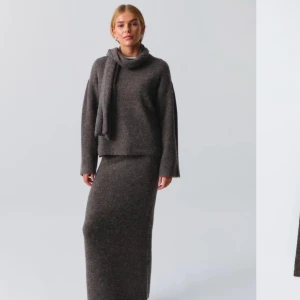 Brun stickad tröja  - Säljer en brun stickad tröja från Gina, det kommer med en halsduk i samma färg, har inga defekter och är i bra skick, slutsåld överallt. Nypris 459kr!!