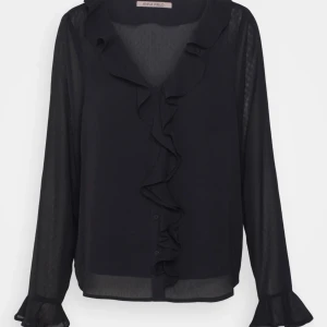 Anna Field blus - Säljer min jätte fina blus eftersom den inte kommer till användning. Använd 1 gång så den är som ny💕ny pris är 400kr, säljer för 250kr. Pris kan diskuteras.