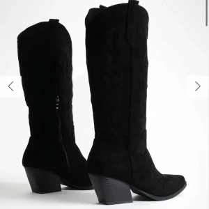 Svarta cowboy boots med klack - Säljer dessa as snygga helt oanvända svarta boots i mocka. Köptes förra året efter sommaren och har aldrig använt sen dess så därav är de endast prövade inomhus ett fåtal gånger. 💕