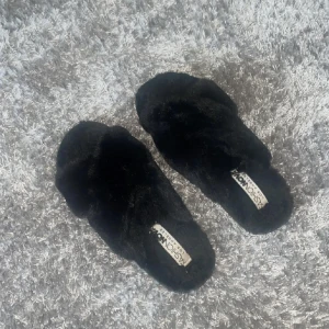 Päls tofflor - Pälstofflor från FashionNova. Helt oanvända då de ej är i min storlek 🩷
