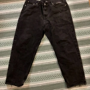 Sweet SKTBS jeans - Säljer ett par svarta jeans från Sweet SKTBS i storlek XL. Lite slitna nertill men annars bra skick. Funderingar på mått eller annat så är det bara att fråga.