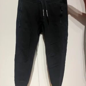 Svarta mjukisbyxor från Armani Exchange - Storlek M men lite små i storleken. Om du har xs/s på byxor passar dessa bra 👍🏽 