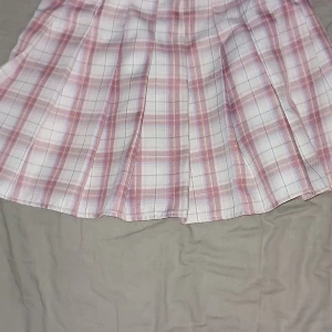 Rosa kjol  - Rosa kjol från Romwe med dragkedja. 