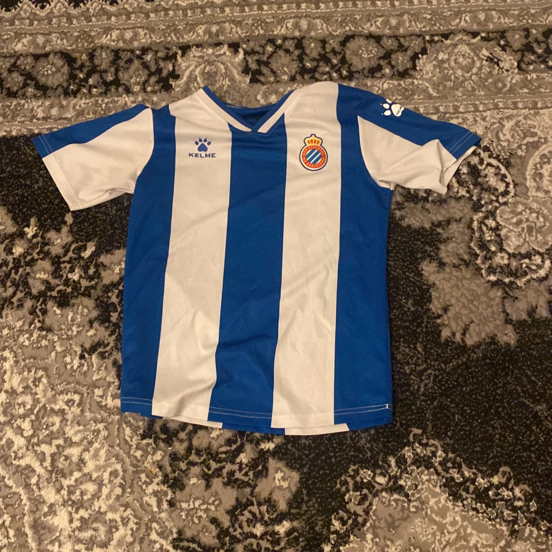 Blåvit randig fotbollströja från Kelme