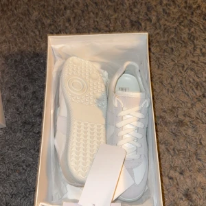 Maison margiela skor - Helt nya maison margiela skor helt oanvända. Box, tags och allt följer med. Skorna är storlek 40 men passar även 41