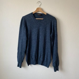 Blå tröja från Oscar Jacobson - Snygg blå tröja från Oscar Jacobson i storlek S. Tillverkad i Italien med rund hals och långa ärmar. Perfekt för en stilren look. Artnr: G095