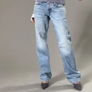 Blå jeans Weekday - Arrow - Snygga blå jeans från Weekday i modellen Arrow. Helt nya, fortfarande lapp på!