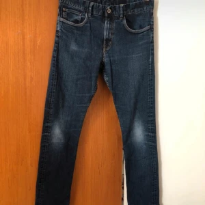 Skinny fit jeans Unisex  - Snygga blå skinny jeans från H&M i storlek 164. De har en klassisk femficksdesign och knappgylf. Perfekta för en stilren look.