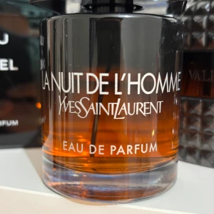 La Nuit De L'Homme Eau de Parfum - Intresserad av att byta denna, öppen för alla förslag, kan även sälja. Det är ungefär 65-70 ml kvar av 100 ml. Lattaffa khamrah finns också vid byte med denna.