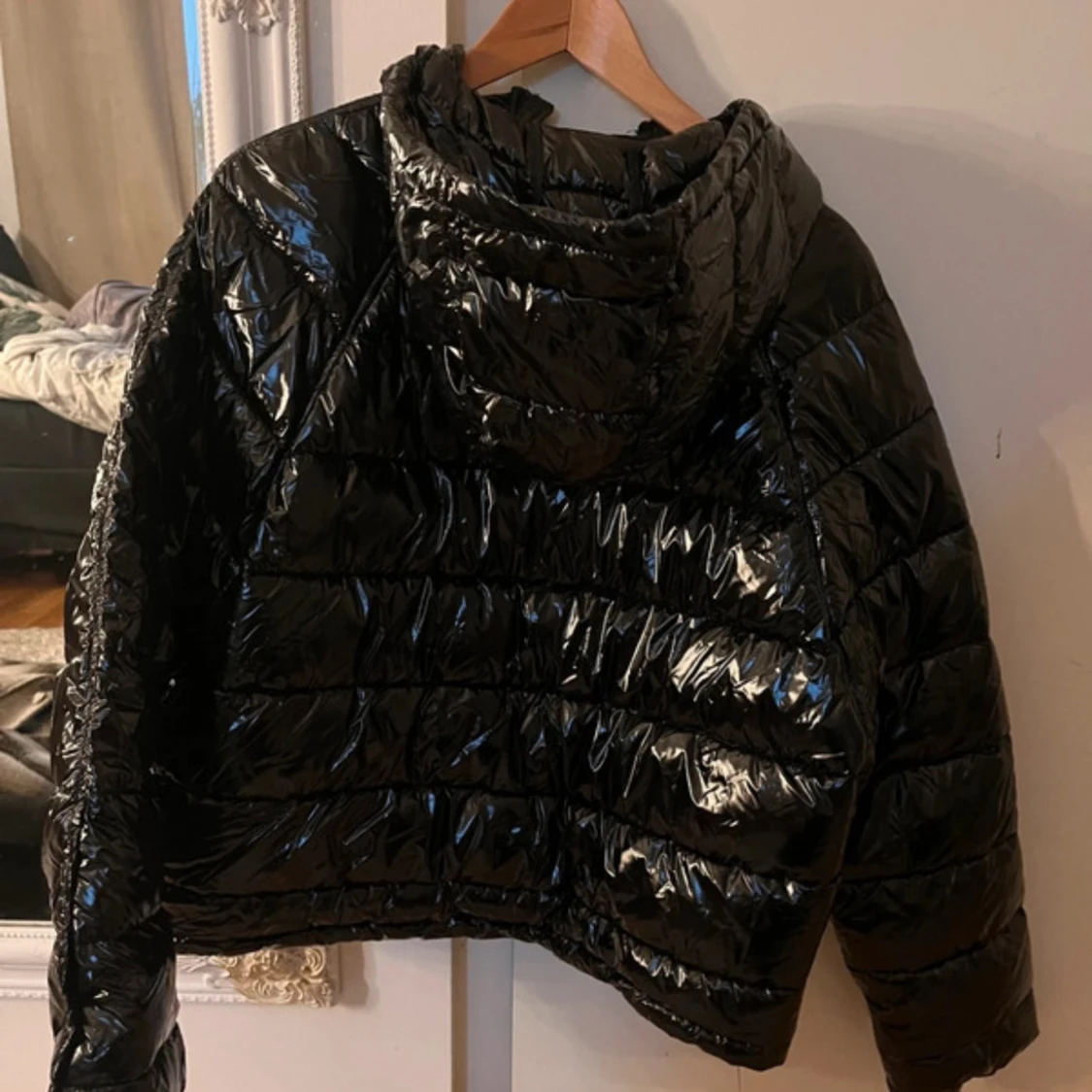 Svart glansig pufferjacka med huva - 90