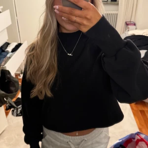croppad sweatshirt  - säljer min super fina croppade sweatshirt med en liten polokrage och tighta ärmar längst ner och sen puffärmar, strl M men passar S, 99kr