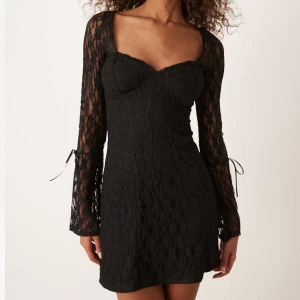 Svart spetsklänning med långa ärmar -  Superfin spetsklänning från asos. Helt slutsåld, använd en gång! 