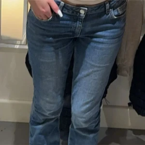 Bootcut jeans  - Blå bootcut jeans från Gina Young passar mig som är 170 och brukar ha xs/34